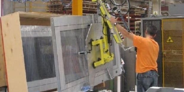 Handling large size glass doors Handling large size glass doors