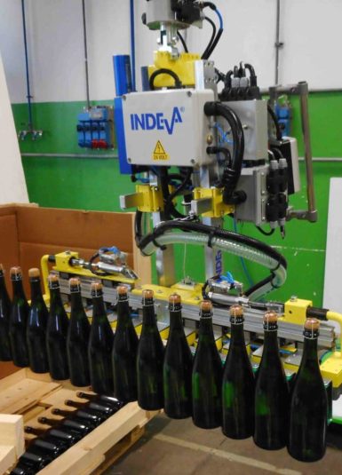 movimentazione di bottiglie La movimentazione di bottiglie e boccioni attraverso i manipolatori Scaglia INDEVA ha senza alcun dubbio innumerevoli risvolti positivi, come ad esempio la maggiore ergonomia. Infatti, attraverso il sistema Liftronic è possibile movimentare anche i carichi più pesanti con uno sforzo irrisorio, applicando una minima pressione sulla maniglia.