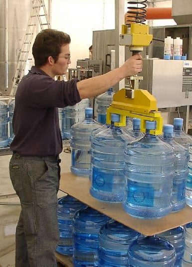 movimentazione di bottiglie INDEVA Liftronic è la soluzione ideale per la movimentazione di bottiglie e boccioni, rilevando e bilanciando automaticamente il peso, senza alcuna pre-impostazione del carico.