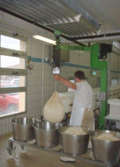 Formaggi Questi manipolatori intelligenti INDEVA sono sistemi sensibili e dai movimenti precisi, consente all’operatore di avere il perfetto controllo in ogni istante dell’intero ciclo di lavorazione, spostando in modo ergonomico il formaggio.