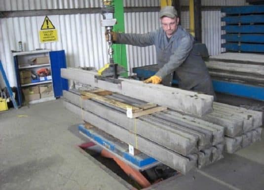 Blocchi e travi in cemento Un Liftronic di INDEVA è la soluzione più ergonomica per la movimentazione manuale di travi e blocchi di cemento, grazie ad un preciso e veloce manipolatore, l’operatore può muovere il carico in modo intuitivo ed alla velocità più adatta ad ogni fase del ciclo di lavorazione.