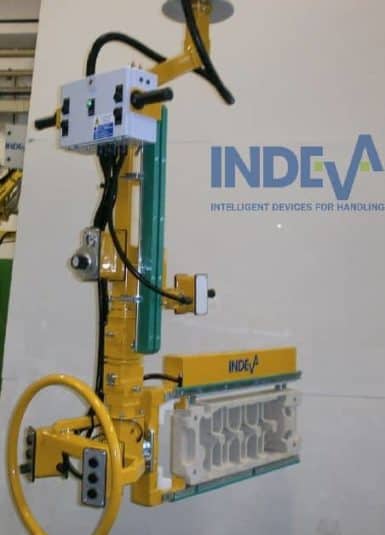 Stampi fonderie – Anime e conchiglie Un Liftronic di INDEVA è la soluzione più ergonomica per la movimentazione manuale di stampi di fonderia, grazie ad un preciso e veloce manipolatore, l’operatore può muovere il carico in modo intuitivo ed alla velocità più adatta ad ogni fase del ciclo di lavorazione.