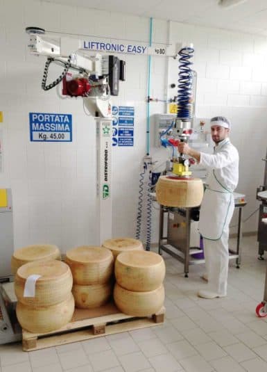 Formaggi Movimentazione formaggio molle tramite semplice gancio in acciaio inox collegato alla testa standard di un INDEVA