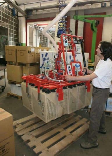 Scaglia INDEVA con i suoi manipolatori industriali, incrementa ergonomia e produttività all’interno dei cicli di lavorazione, in particolare grazie alle caratteristiche di auto-bilanciamento e sensibilità, che permettono la movimentazione di scatole tramite presa con ventose in totale sicurezza.