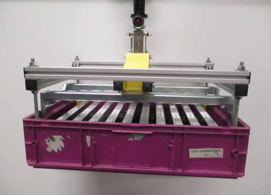 Cassette e Contenitori La movimentazione di oggetti scomodi da afferrare come le cassette sono un punto di forza per i sistemi Liftronic di INDEVA che, grazie alla loro versatilità ed alla possibilità di intercambiare gli attrezzi di presa, si adattano a qualsiasi situazione e ciclo di lavorazione.