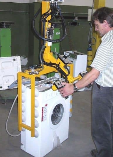 Elettrodomestici Liftronic di INDEVA grazie al suo design compatto ed ergonomico, garantisce leggerezza e semplicità d’uso: il sistema infatti, si auto-bilancia in tempo reale riconoscendo il peso del carico. In questo modo per l’operatore diventa semplicissimo posizionare precisamente elettrodomestici, grazie soprattutto al controllo elettronico.
