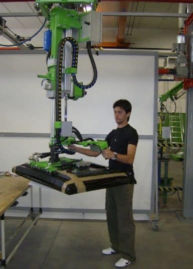 Elettrodomestici La movimentazione di oggetti scomodi da afferrare come elettrodomestici sono un punto di forza per i sistemi Liftronic di INDEVA che, grazie alla loro versatilità ed alla possibilità di intercambiare gli attrezzi di presa, si adattano a qualsiasi situazione e ciclo di lavorazione.