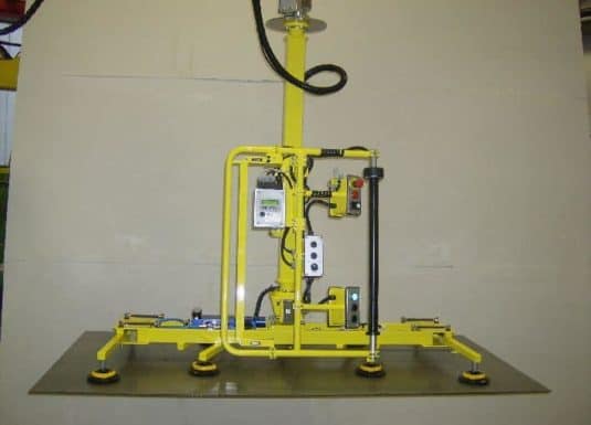 Pannelli Laminati/Legno I sistemi INDEVA rappresentano la soluzione perfetta per la movimentazione di pannelli in legno, che richiedono movimenti rapidi, fluidi e precisi. Grazie alla sua tecnologia esclusiva, offre numerosi vantaggi, in particolare la capacità di rilevazione e bilanciamento automatici in tempo reale del peso del carico sollevato.