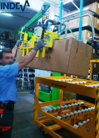 INDEVA è il top di gamma per quanto riguarda le soluzioni per la movimentazione di scatole tramite presa con ventose, perché in grado di garantire sicurezza, ergonomia e produttività come nessun altro manipolatore, agevolatore o dispositivo di sollevamento oggi disponibile.