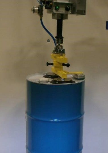 Secchi e Taniche Scaglia INDEVA con i suoi manipolatori industriali, incrementa ergonomia e produttività all’interno dei cicli di lavorazione, in particolare grazie alle caratteristiche di auto-bilanciamento e sensibilità, che permettono la movimentazione di secchi in totale sicurezza.