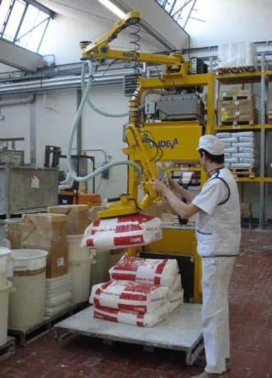 I manipolatori industriali offerti da INDEVA sono sempre più scelti da aziende per la manipolazione del carico per differenti motivi. Sono auto-bilancianti, pertanto permettono la svuotamento del sacco in totale sicurezza, anche quando il peso varia.