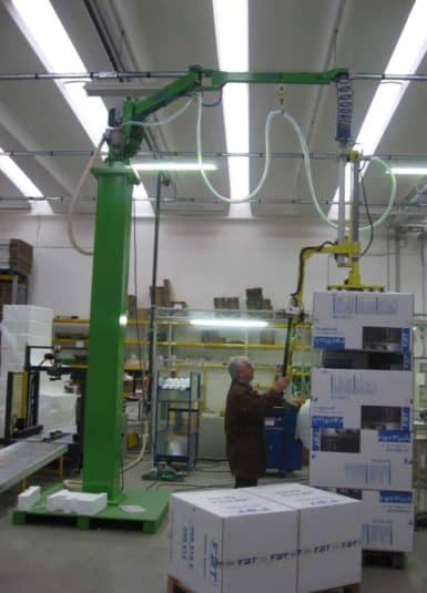 I manipolatori industriali offerti da INDEVA sono sempre più scelti da aziende per la manipolazione del carico per differenti motivi. Sono auto-bilancianti, pertanto permettono la movimentazione di scatole tramite presa con ventose in totale sicurezza, anche quando il peso varia.