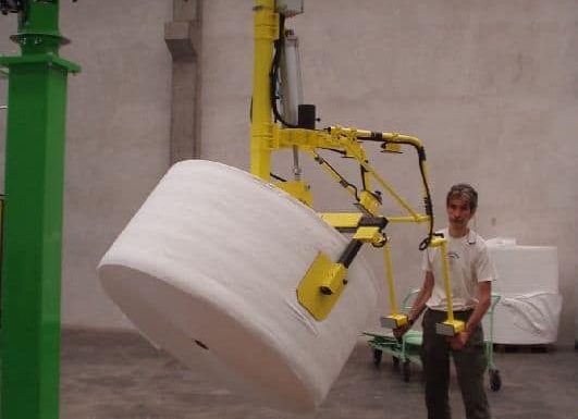 Bobine di carta e plastica Manipolatori industriali di ultima generazione INDEVA per movimentare bobine di carta e plastica tramite un attrezzo adatto alla loro presa. La grande versatilità degli attrezzi di presa consentono la movimentazione del carico di diverse forme e dimensioni, attraverso una manipolazione ergonomica ed intuitiva, i sistemi di sollevamento INDEVA , che sono auto-bilancianti, consentono movimenti veloci e allo stesso tempo precisi.