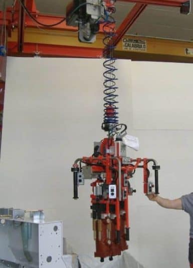 L’innovazione di processo è una delle strategie da adottare per migliorare la produttività ed i manipolatori industriali di Scaglia INDEVA rappresentano la soluzione per lo spostamento di trasformatori, evitando al lavoratore di ripetere continuamente per otto ore la medesima operazione, dannosa per la salute.