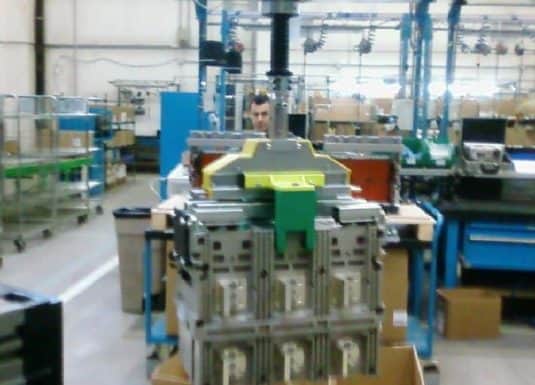 Interruttori Un Liftronic di INDEVA è la soluzione più ergonomica per la movimentazione manuale di interruttori, grazie ad un preciso e veloce manipolatore, l’operatore può muovere il carico in modo intuitivo ed alla velocità più adatta ad ogni fase del ciclo di lavorazione.
