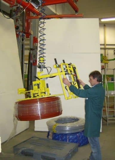Gli INDEVA della serie Liftronic sono la soluzione perfetta per la movimentazione di matasse varie, che richiedono movimenti rapidi, fluidi e precisi. Grazie alla sua tecnologia esclusiva, offre numerosi vantaggi importanti, i principali dei quali riconducibili alla capacità di rilevazione e bilanciamento automatici in tempo reale del peso del carico sollevato.