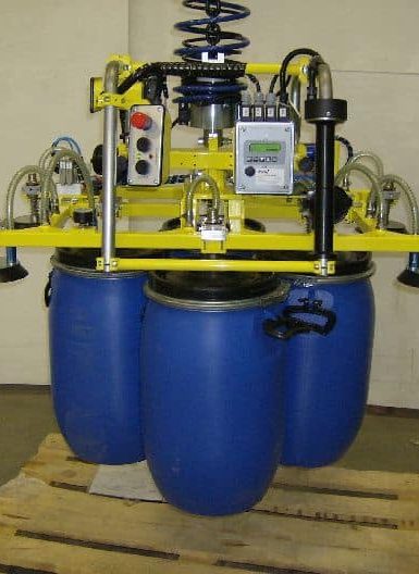 Barili e Bidoni Movimentare barili e bidoni con semplicità e sicurezza grazie agli innovativi sistemi di sollevamento INDEVA. I manipolatori industriali offerti da Scaglia INDEVA infatti si distinguono per la loro estrema usabilità, ergonomia e adattabilità a qualsivoglia applicazione ed ambiente grazie alla grande varietà di tipologie di montaggio ed attrezzi di presa disponibili.