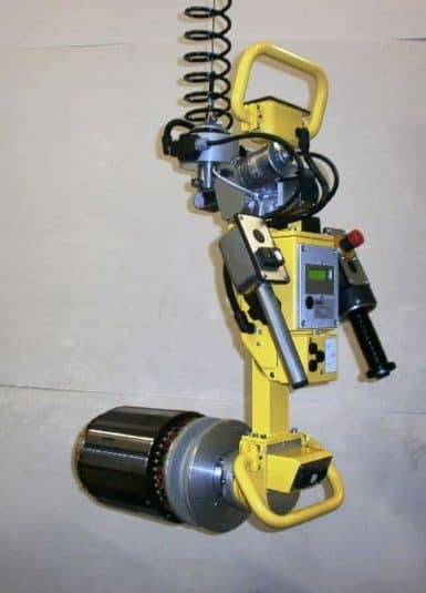 Apparecchiature elettromeccaniche varie Un Liftronic di INDEVA è la soluzione più ergonomica per la movimentazione manuale di apparecchiature elettromeccaniche varie, grazie ad un preciso e veloce manipolatore, l’operatore può muovere il bancale in modo intuitivo ed alla velocità più adatta ad ogni fase del ciclo di lavorazione.