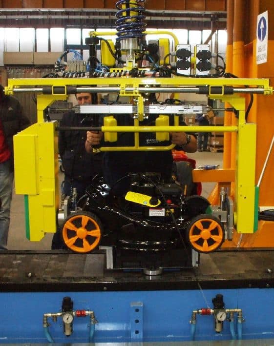 lawnmowers-01 L’utilizzo di sistemi innovativi come i manipolatori di Scaglia INDEVA ha sicuramente portato ad un aumento costante della produttività, spostando tosaerba con estrema facilità e precisione. Una delle caratteristiche principali che contraddistingue i sistemi INDEVA dal resto del mercato è senza dubbio il rilevamento del peso che avviene automaticamente. Questa funzione, combinata all’auto-bilanciamento, consente di movimentare il tosaerba senza alcuna pre-impostazione del peso.