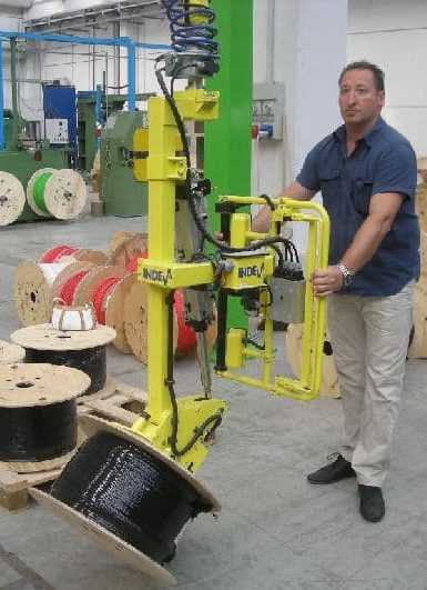 Movimentare matasse varie con semplicità e sicurezza grazie agli innovativi sistemi di sollevamento INDEVA. I manipolatori industriali offerti da Scaglia INDEVA infatti si distinguono per la loro estrema usabilità, ergonomia e adattabilità a qualsivoglia applicazione ed ambiente grazie alla grande varietà di tipologie di montaggio ed attrezzi di presa disponibili.