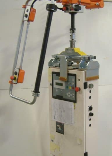 condizionatori La movimentazione di oggetti scomodi da afferrare come condizionatori e convettori sono un punto di forza per i sistemi Liftronic di INDEVA che, grazie alla loro versatilità ed alla possibilità di intercambiare gli attrezzi di presa, si adattano a qualsiasi situazione e ciclo di lavorazione.