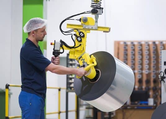 Bobine di carta e plastica Gli INDEVA della serie Liftronic sono la soluzione perfetta per la movimentazione di bobine di carta e plastica, che richiedono movimenti rapidi, fluidi e precisi. Grazie alla sua tecnologia esclusiva, offre numerosi vantaggi importanti, i principali dei quali riconducibili alla capacità di rilevazione e bilanciamento automatici in tempo reale del peso del carico sollevato.