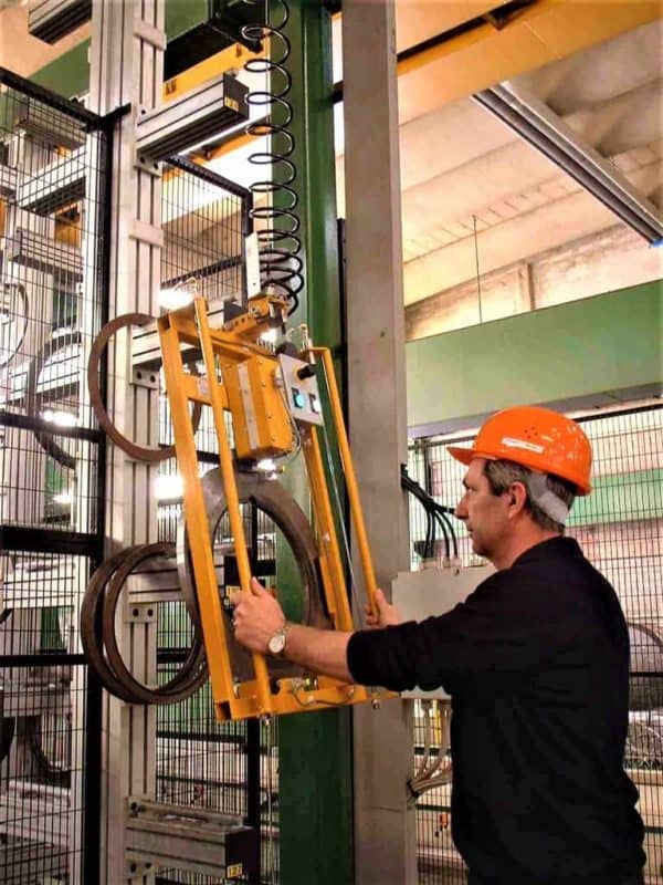 Un INDEVA rileva e controbilancia istantaneamente e automaticamente il peso del carico sollevato annullandolo, inoltre non ha pulsanti da premere durante la movimentazione e non richiede azioni di regolazione in base alla grandezza degli utensili.