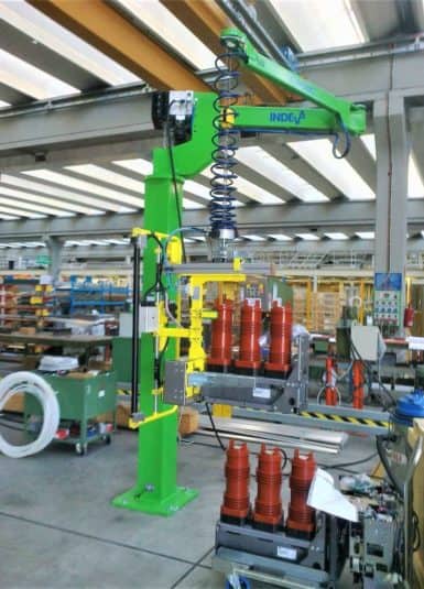 Apparecchiature elettromeccaniche varie Gli INDEVA sono noti per essere la soluzione che rende la movimentazione manuale del carico davvero sicura ed ergonomica, quindi sono stati scelti dalle industrie per la manipolazione di varie apparecchiature elettromeccaniche anche per la loro caratteristica di essere auto bilancianti e quindi di non necessitare aggiustamenti o diversa selezione di carico pre-impostato ogni qualvolta cambia il peso del carico applicato.