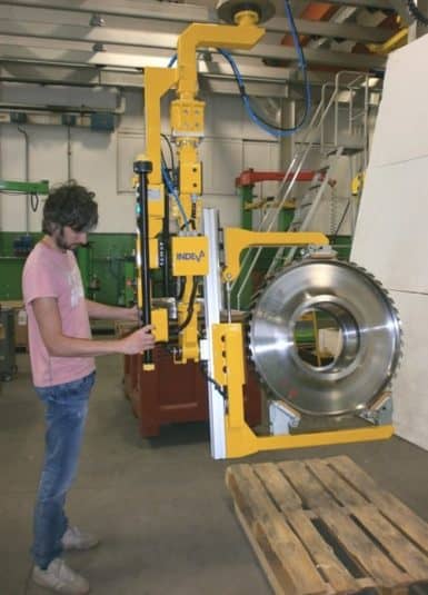Industria Aerospaziale In un mondo dove sono richiesti alti standard di sicurezza e precisione, Scaglia INDEVA, con i suoi manipolatori industriali, si distingue dal resto del mercato per la fluidità e l’auto-bilanciamento che permettono all’operatore di svolgere operazioni in modo ergonomico e sicuro.