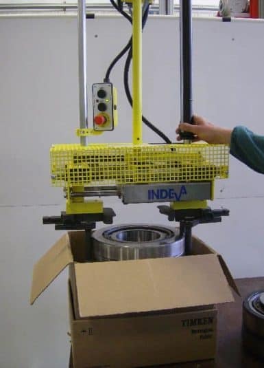 Ingranaggi e Organi di trasmissione Un Liftronic di INDEVA è la soluzione più ergonomica per la movimentazione manuale degli ingranaggi e organi di trasmissione, grazie ad un preciso e veloce manipolatore, l’operatore può muovere il carico in modo intuitivo ed alla velocità più adatta ad ogni fase del ciclo di lavorazione.
