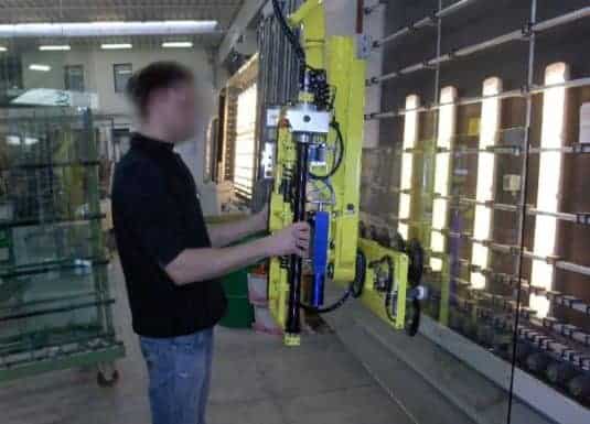 Scaglia INDEVA con i suoi manipolatori industriali, incrementa ergonomia e produttività all’interno dei cicli di lavorazione, in particolare grazie alle caratteristiche di auto-bilanciamento e sensibilità, che permettono la movimentazione di pannelli e vetri in totale sicurezza.