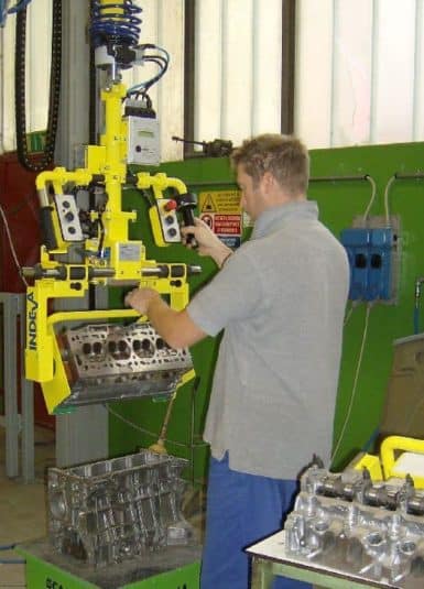 Motore endotermico-testate-basamenti I manipolatori industriali offerti da INDEVA sono sempre più scelti da aziende per la manipolazione del carico per differenti motivi. Sono auto-bilancianti, pertanto permettono la movimentazione anche quando il peso del motore endotermico varia.