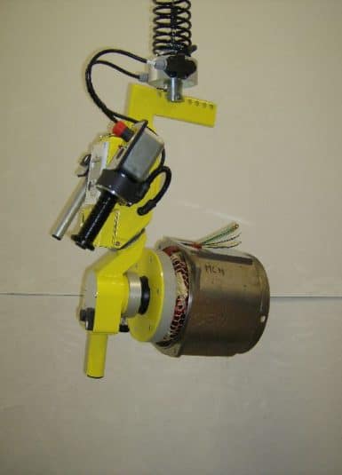 Liftronic di INDEVA grazie al suo design compatto ed ergonomico, garantisce leggerezza e semplicità d’uso: il sistema infatti, si auto-bilancia in tempo reale riconoscendo il peso del carico. In questo modo per l’operatore diventa semplicissimo posizionare precisamente i componenti dei motori elettrici, grazie soprattutto al controllo elettronico.