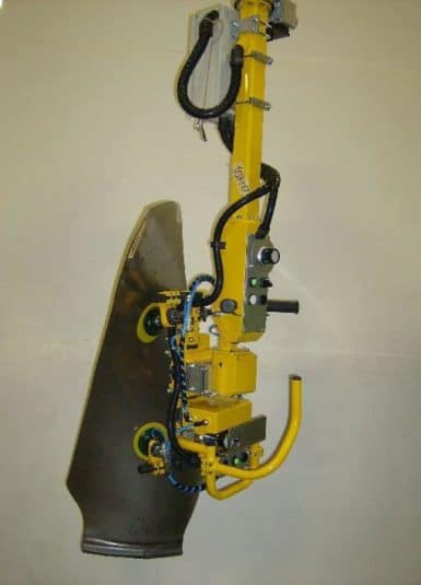 endothermic-engines-components-06 Un Liftronic di INDEVA è la soluzione più ergonomica per la movimentazione manuale dei componenti dei motori endotermici, grazie ad un preciso e veloce manipolatore, l’operatore può muovere il carico in modo intuitivo ed alla velocità più adatta ad ogni fase del ciclo di lavorazione.