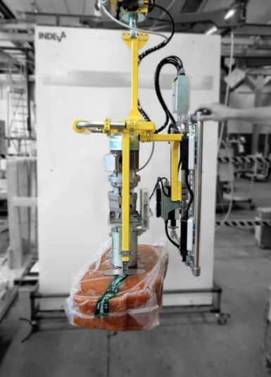 Plastica e Gomma Un Indeva modello Liftronic con attrezzo di presa che afferra i pani di gomma tramite grossa vite, è la soluzione ottimale per la movimentazione di pani di gomma in modo sicuro, veloce, preciso e senza sforzo per l’operatore.
