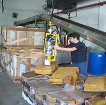 Plastica e Gomma – Articoli vari I sistemi INDEVA sono utilizzati nella movimentazione di articoli di gomma e plastica con diversi risvolti positivi. Grazie alla loro struttura snella e compatta, i movimenti sull’asse orizzontale risultano veloci e fluidi, posizionando il carico in modo estremamente preciso. L’utilizzo dei manipolatori INDEVA facilita l’operazione di spostamento dei carichi.