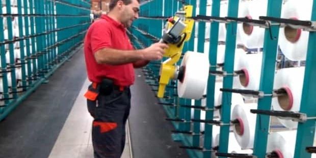 Handling yarn reels Handling yarn reels