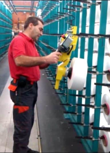 Bobine Fibra Tessile Movimentare bobine in fibra tessile con semplicità e sicurezza grazie agli innovativi sistemi di sollevamento INDEVA. I manipolatori industriali offerti da Scaglia INDEVA infatti si distinguono per la loro estrema usabilità, ergonomia e adattabilità a qualsivoglia applicazione ed ambiente grazie alla grande varietà di tipologie di montaggio ed attrezzi di presa disponibili.