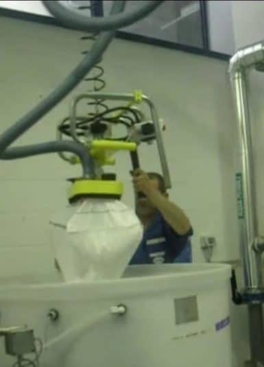 Scaglia INDEVA con i suoi manipolatori industriali, incrementa ergonomia e produttività all’interno dei cicli di lavorazione, in particolare grazie alle caratteristiche di auto-bilanciamento e sensibilità, che permettono la svuotamento dei sacchi in totale sicurezza.