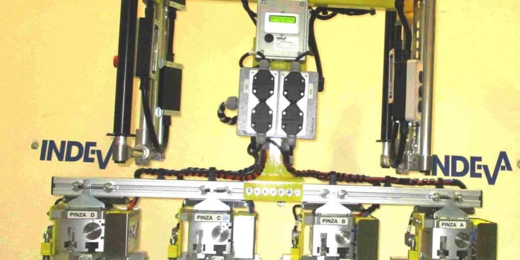glass fiber reels 4 Glasfaserspulen werden gemeinsam mit dem INDEVA-Sonderlastgreifer aufgenommen