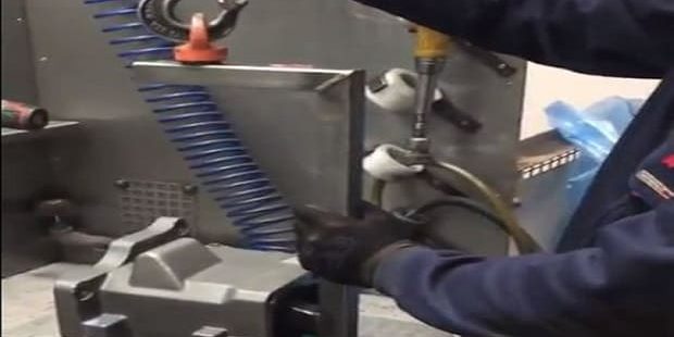 Load gripper under standard hook
