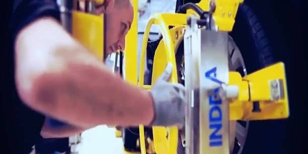 Mercedes-Benz utilizza i manipolatori INDEVA per la movimentazione nel suo plant produttivo
