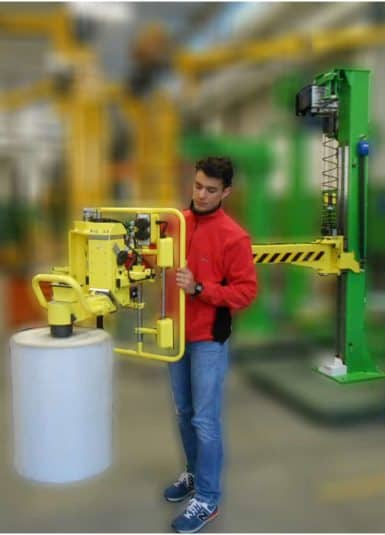 Caricare bobine su macchine per l'imballaggio Gli INDEVA della serie Liftronic sono la soluzione perfetta per la movimentazione di bobine in fibra tessile, che richiedono movimenti rapidi, fluidi e precisi. Grazie alla sua tecnologia esclusiva, offre numerosi vantaggi importanti, i principali dei quali riconducibili alla capacità di rilevazione e bilanciamento automatici in tempo reale del peso del carico sollevato.