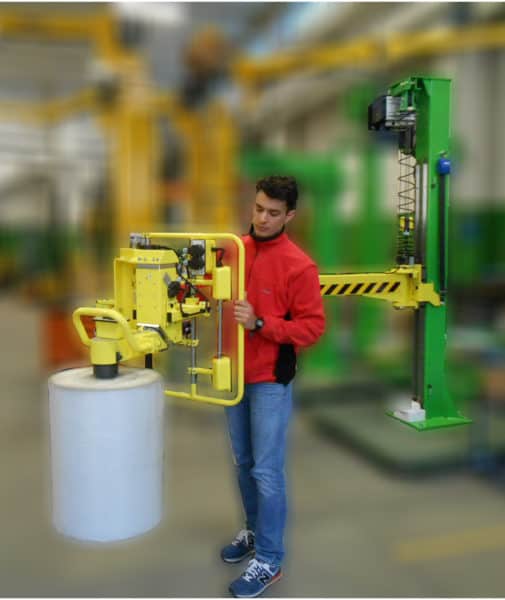 Caricare bobine su macchine per l'imballaggio Gli INDEVA della serie Liftronic sono la soluzione perfetta per la movimentazione di bobine in fibra tessile, che richiedono movimenti rapidi, fluidi e precisi. Grazie alla sua tecnologia esclusiva, offre numerosi vantaggi importanti, i principali dei quali riconducibili alla capacità di rilevazione e bilanciamento automatici in tempo reale del peso del carico sollevato.