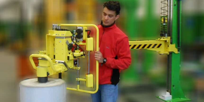 Caricare bobine su macchine per l’imballaggio Gli INDEVA della serie Liftronic sono la soluzione perfetta per la movimentazione di bobine in fibra tessile, che richiedono movimenti rapidi, fluidi e precisi. Grazie alla sua tecnologia esclusiva, offre numerosi vantaggi importanti, i principali dei quali riconducibili alla capacità di rilevazione e bilanciamento automatici in tempo reale del peso del carico sollevato.