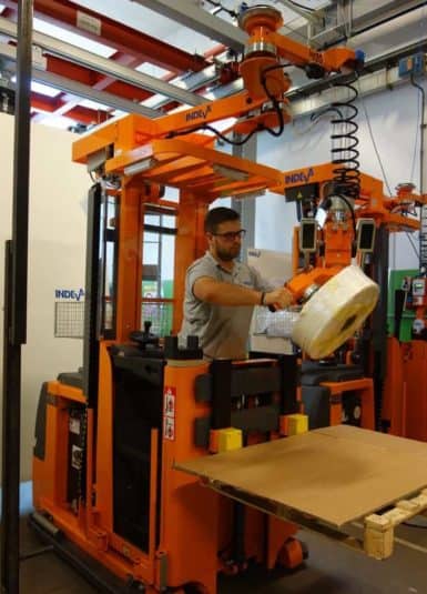Bobine Fibra Tessile Manipolatori industriali di ultima generazione INDEVA per movimentare bobine in fibra tessile tramite un attrezzo adatto alla loro presa. La grande versatilità degli attrezzi di presa consentono la movimentazione del carico di diverse forme e dimensioni, attraverso una manipolazione ergonomica ed intuitiva, i sistemi di sollevamento INDEVA , che sono auto-bilancianti, consentono movimenti veloci e allo stesso tempo precisi.