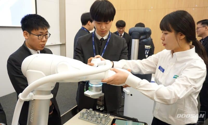 GARA-NAZIONALE competenze tecnologiche Corea Cobot Doosan collabora con gli studenti alla gara nazionale delle competenze tecnologiche in Corea