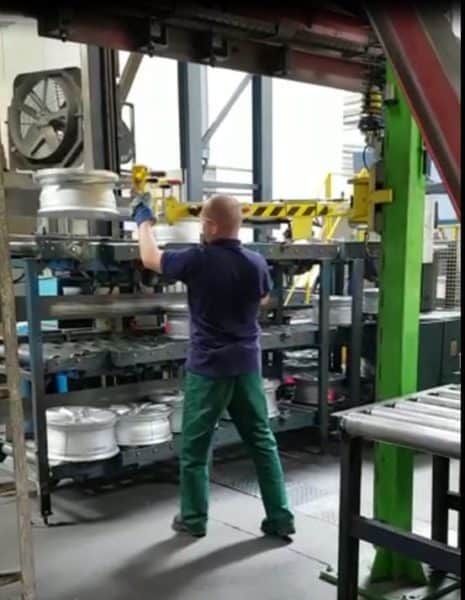 Manipolatore lineare per lo stoccaggio di cerchioni per pneumatici Manipolatore lineare INDEVA per lo stoccaggio di cerchioni di pneumatici in profondità sugli scaffali.