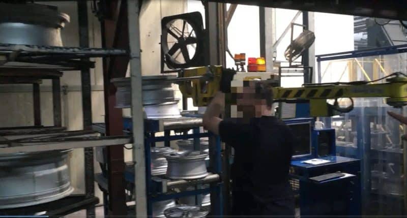 stoccaggio di cerchioni per pneumatici Un manipolatore INDEVA agisce come un'estensione del braccio umano per stoccare i cerchioni dei pneumatici in profondità sugli scaffali.