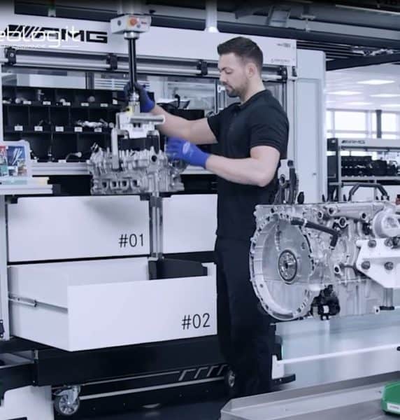 Handling and positioning engine in a restricted area very precisely
